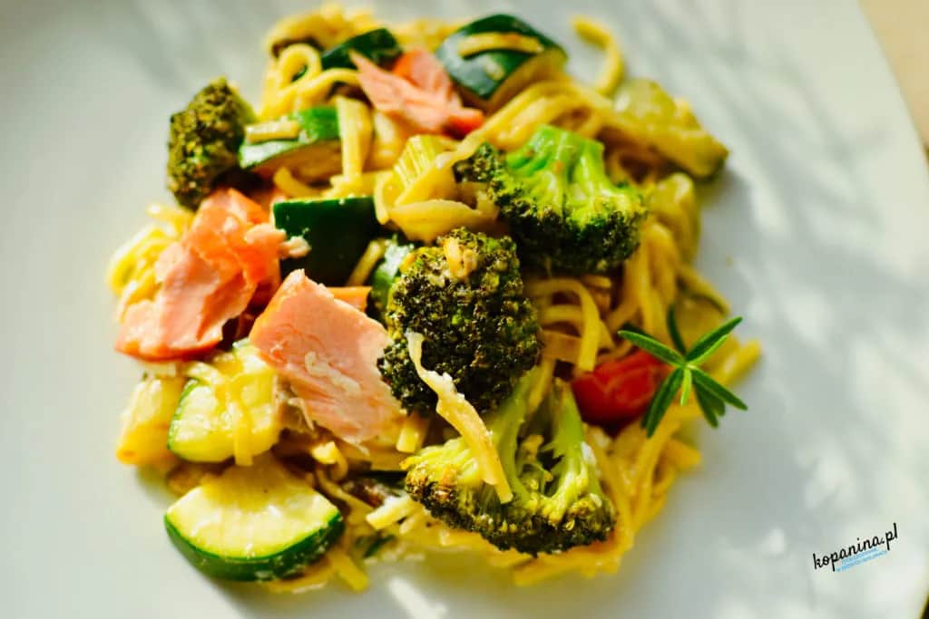 Makaron z rosołu: 7+ kreatywnych przepisów zero waste