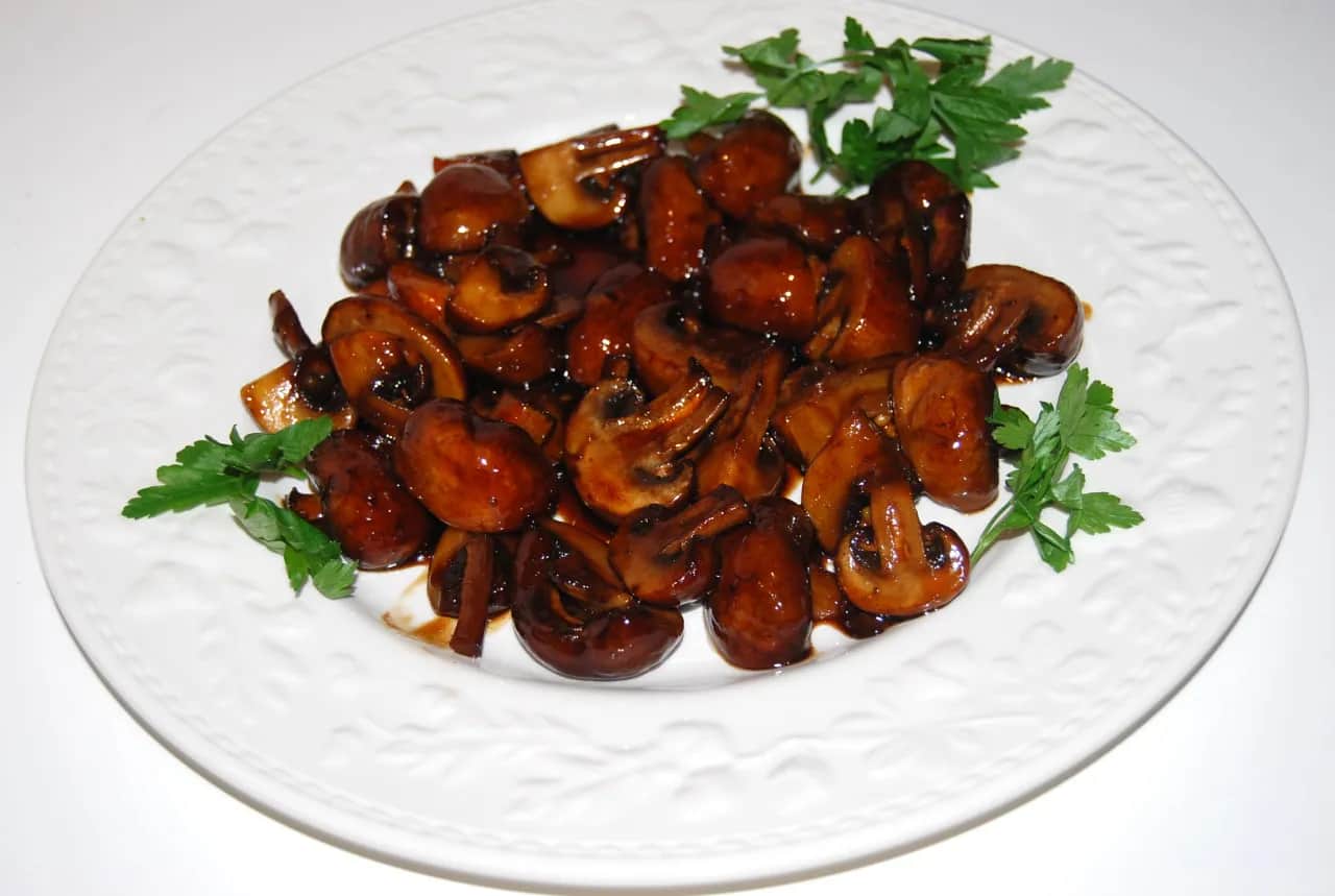 Pieczarki na obiad: Szybkie pomysły, wege i mięsne. Odkryj triki!