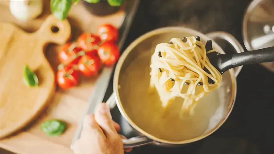 Jak ugotować makaron al dente? Proste triki, by uniknąć błędów