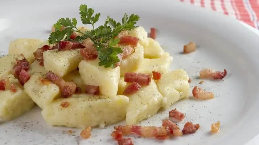 Jak zrobić kluski? Przepisy na kładzione, śląskie, kopytka i leniwe