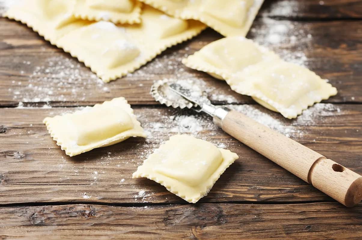 Jak zrobić tortellini? Przepis krok po kroku na idealne ciasto i farsz