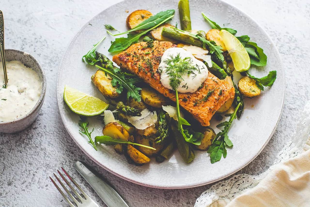 Dodatki do łososia: Jak skomponować obiad, który zachwyci?