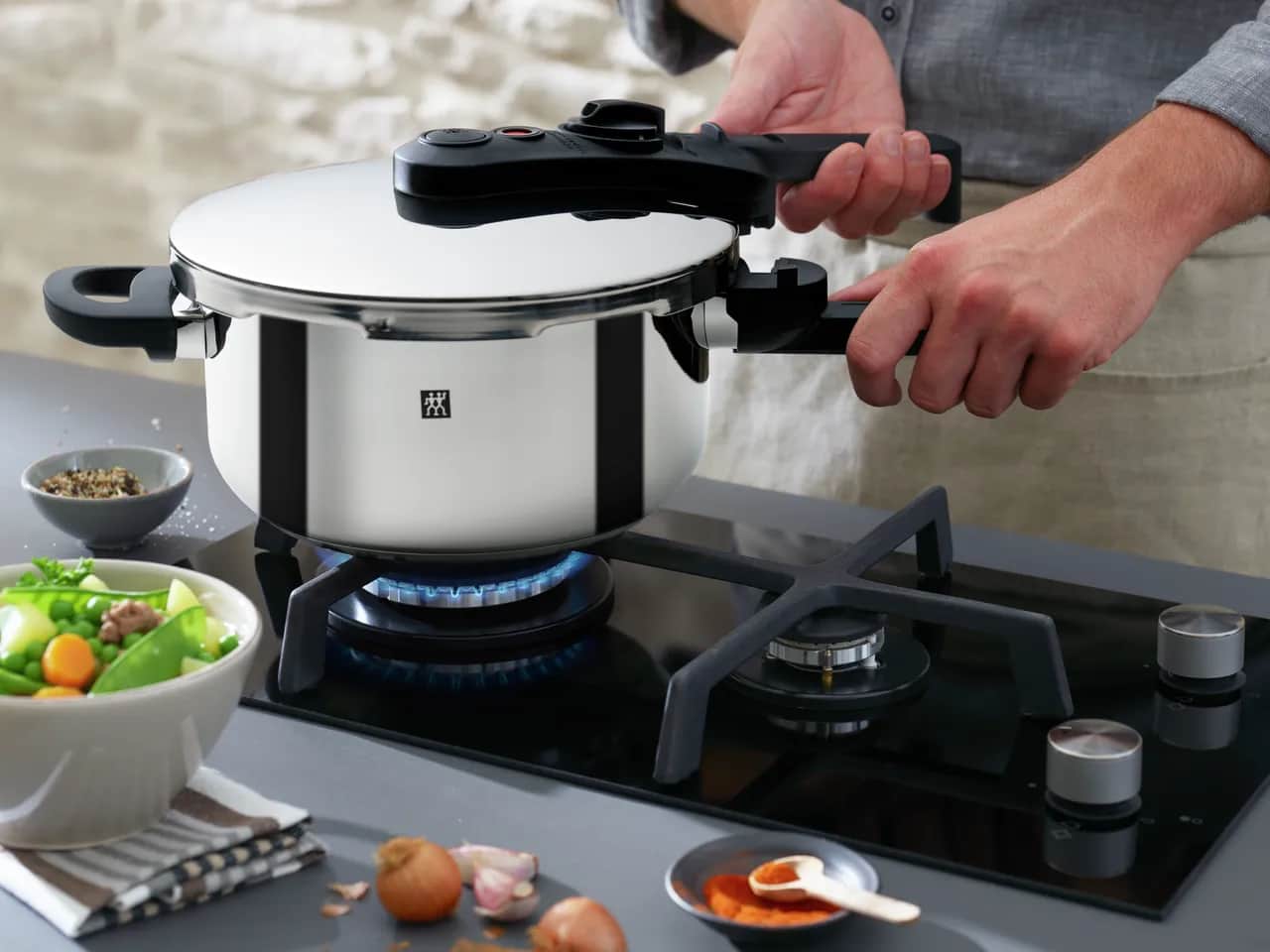 Jak gotować zupę w szybkowarze? Szybko, smacznie, bez błędów!