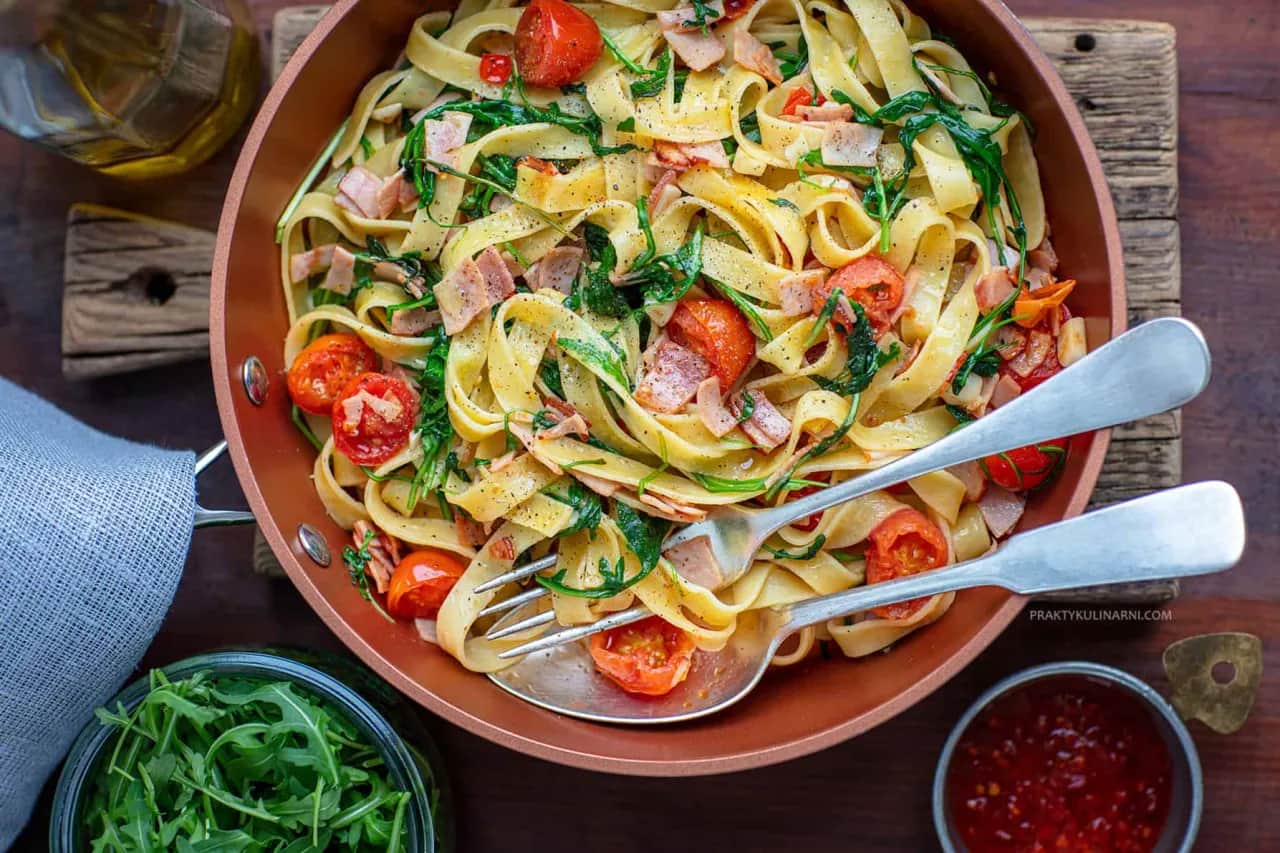 Spaghetti z szynką parmeńską: szybki przepis na włoski obiad
