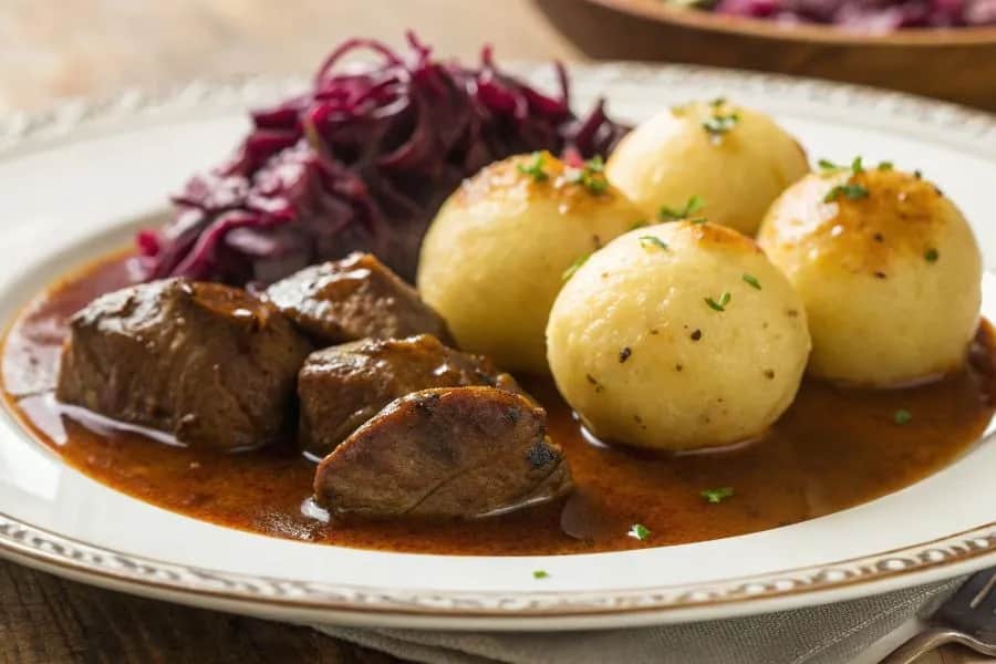 Kluski śląskie: 15+ pomysłów na podanie od klasyki po deser