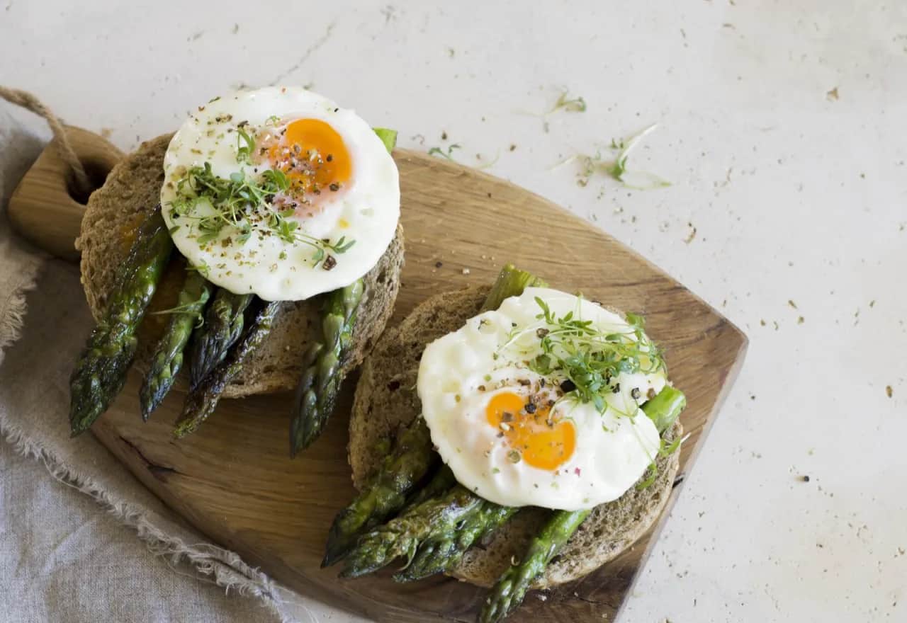 Szparagi na obiad: Przepisy, triki i idealne połączenia!